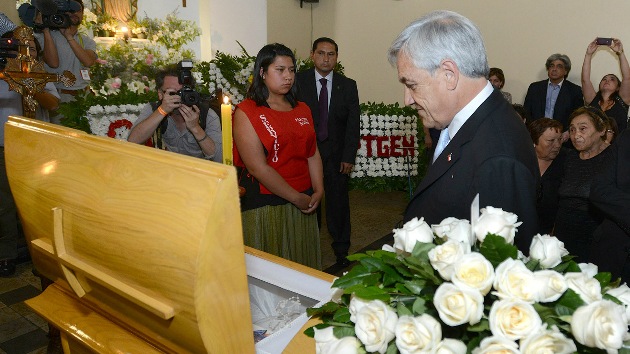 Video: Una mujer escupe al presidente de Chile en el velatorio de un sacerdote