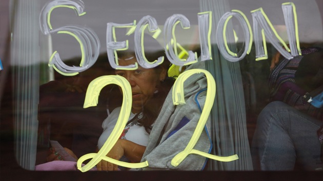 México: Docentes toman gasolineras y bloquean un aeropuerto por estudiantes desaparecidos