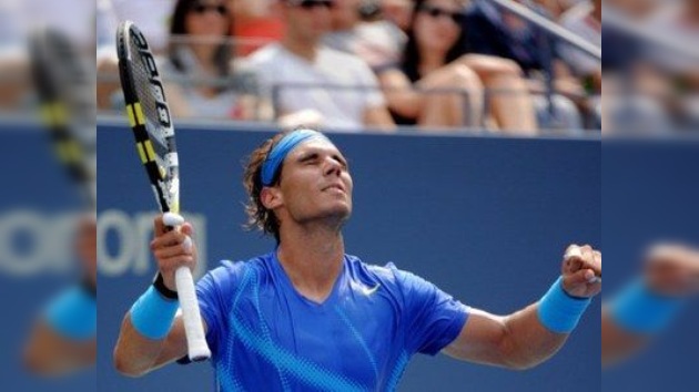 Un calambre 'tumba' a Nadal en plena rueda de prensa