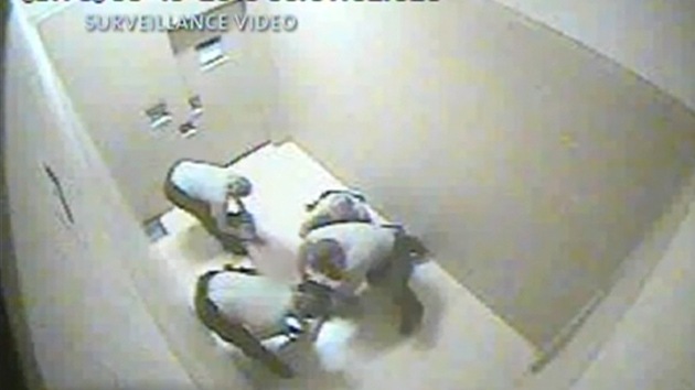 Video: Policías de EE.UU. desnudan a una mujer detenida por conducir bebida