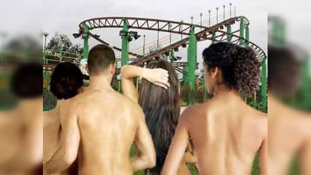 En Inglaterra baten récord de una vuelta desnuda en montaña rusa