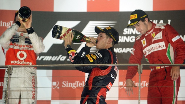 Vettel consigue la victoria en Singapur en una accidentada carrera