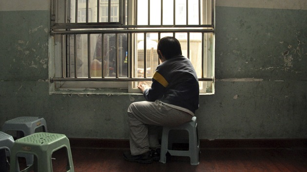 Una pareja encerraba a sus hijos autistas en el sótano por la noche