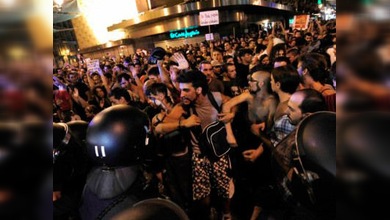 Los indignados buscan 'reconquistar' el centro de Madrid, acordonado para recibir al Papa