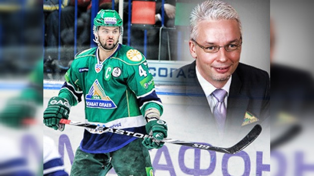 Un jugador de hockey golpea con el palo a su entrenador