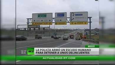 Policías de tráfico rusos usaron coches de civiles como escudo