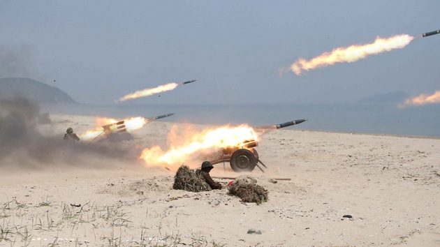 Corea del Norte ha lanzado más de 100 cohetes al mar