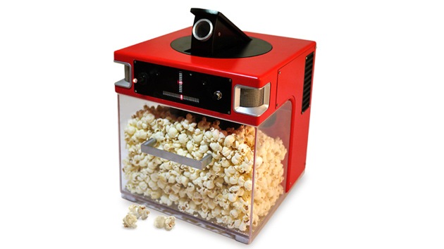 Video: Crean una máquina que tira palomitas justo a la boca