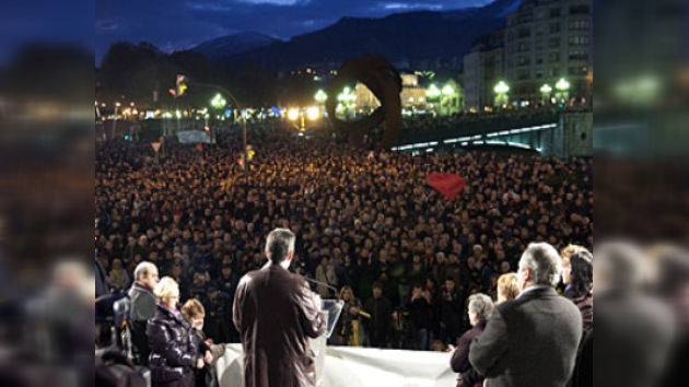 Miles de ciudadanos arropan a los directivos de Egunkaria