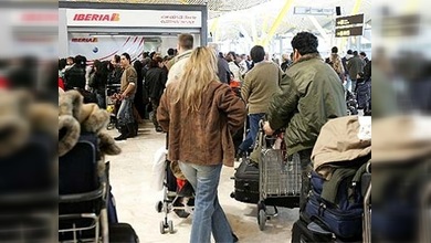 Miles de viajeros quedaron atrapados en Barajas