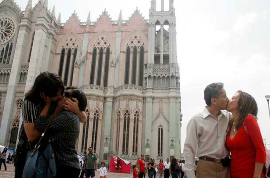 Los besos, nueva 'arma' para protestar contra la sociedad conservadora de México