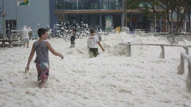 Video: Un coche sumergido en espuma de mar casi atropella a dos policías en Australia