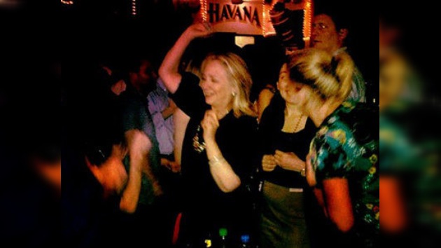 Hillary Clinton se divierte en un bar de Cartagena de Indias