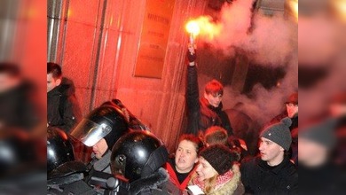 Granadas de humo y detenciones empañan la jornada electoral en Rusia