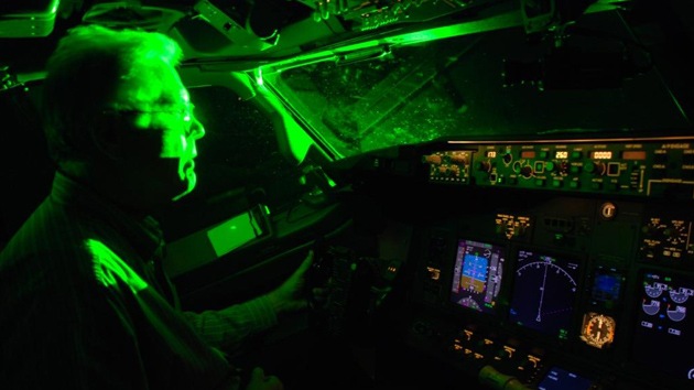 FBI: "Los ataques con puntero láser contra aviones son una epidemia"