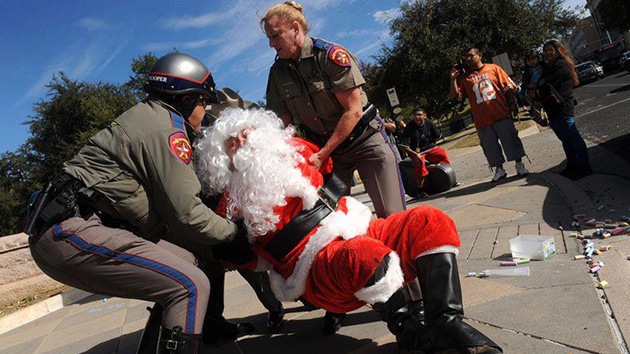 Video: Detienen a 'Papá Noel' por escribir con tiza en el suelo frente al Capitolio