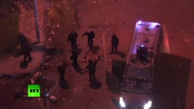 Video: Antidisturbios desnudan y golpean con saña a un manifestante en El Cairo