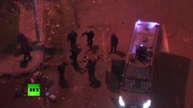 Video: Antidisturbios desnudan y golpean con saña a un manifestante en El Cairo