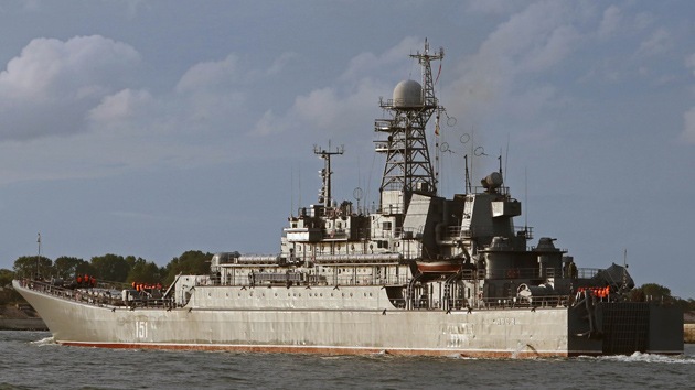 El buque ruso de desembarco Azov atraca en un puerto español