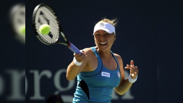 Sharápova y Zvonariora avanzan en el US Open