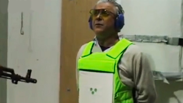 VIDEO: Se ponen ante kaláshnikov para probar nuevo chaleco antibalas
