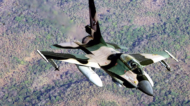 Irán evalúa su potencia aérea con un caza venezolano