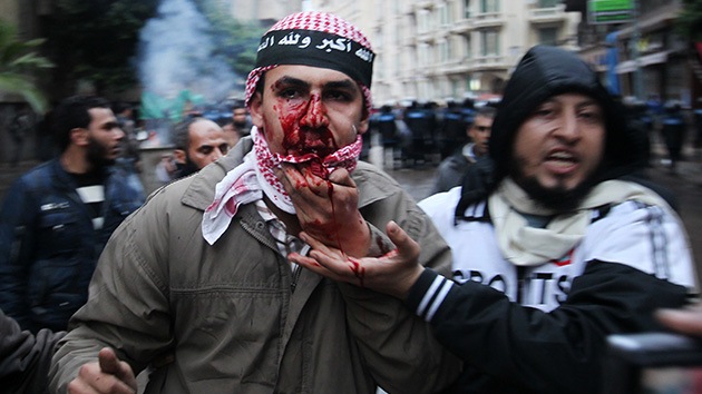 Video, fotos: Violentos choques entre islamistas y opositores en Alejandría