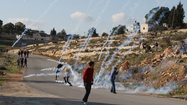 La 'Mofeta' ayuda a los soldados israelíes a 'repeler' a palestinos