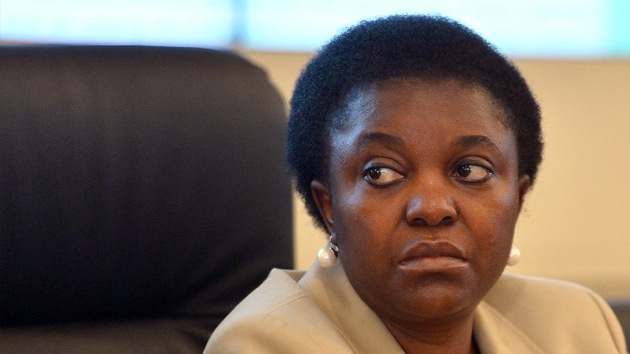 Lanzan plátanos a la ministra italiana negra a la que compararon con un orangután