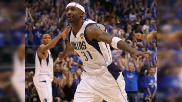 Dallas se impone a Miami y acaricia el título de la NBA