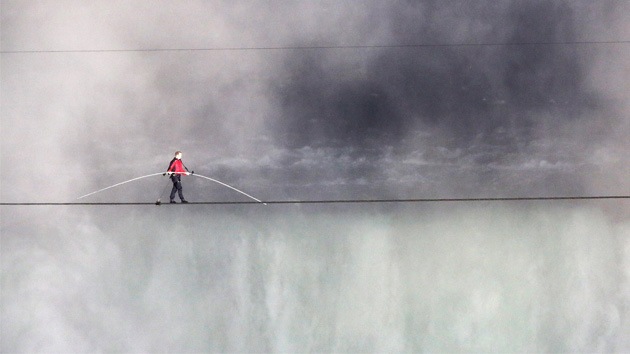 De EE. UU. a Canadá sobre un cable y por encima del Niágara