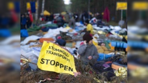 Deseperados intentos de los ecologistas para detener el 'tren nuclear'