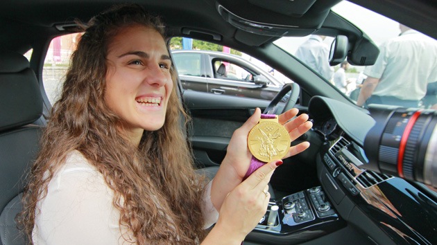 Una campeona olímpica rusa le regala un coche a su primer entrenador
