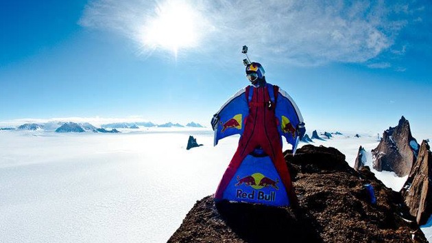 Un paracaidista ruso bate un nuevo récord al realizar el salto BASE más alto del mundo