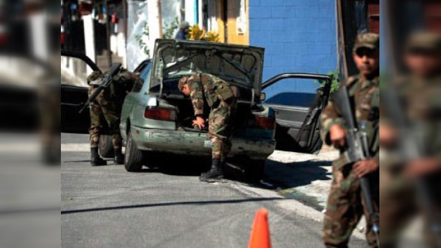 Licencia para llamar: El Salvador paga a los ciudadanos que ayudan a localizar armas