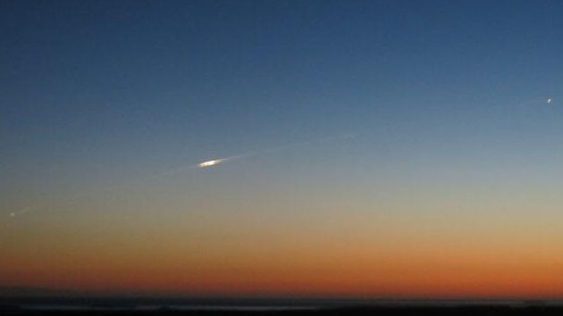 Tuitean desde las Malvinas fotos de la caída de un satélite europeo en el Atlántico