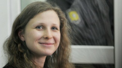 Una integrante de Pussy Riot sale de la cárcel
