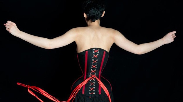 'Belleza' encorsetada: Joven consigue cintura de 38 cm viviendo 3 años con corsé
