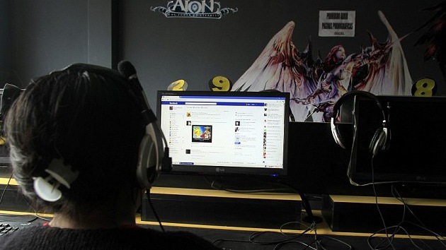 Pese a Facebook, los buenos amigos aún se cuentan con los dedos de las manos