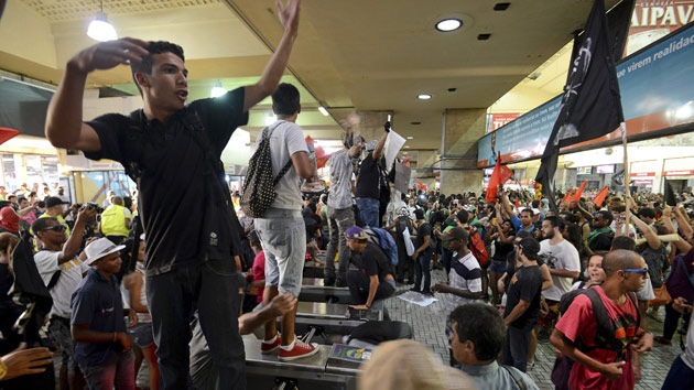 Brasil 2014: Muertes en los estadios y violencia en las calles amenazan el Mundial
