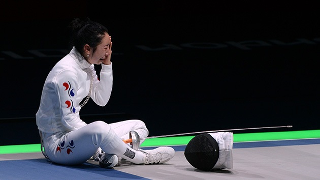 Esgrimista coreana llora una hora en la pista tras polémico arbitraje