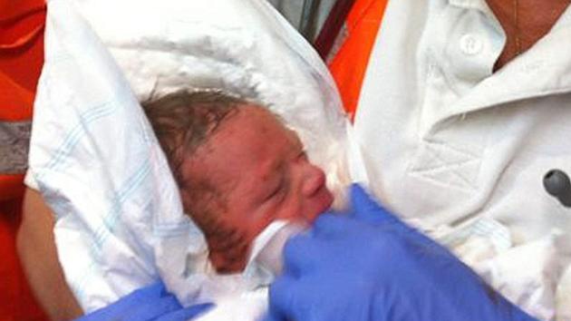 Rescatan en España a un recién nacido arrojado a una tubería por su madre