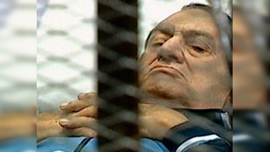 Mubarak, en camilla y enjaulado, de nuevo ante el tribunal