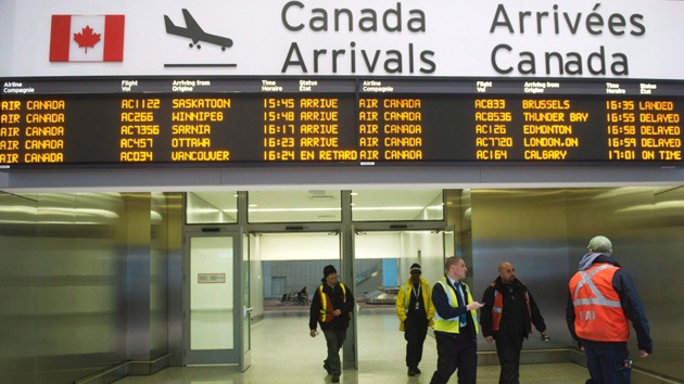 Canadá: Un pasajero salta de un avión en movimiento que acababa de aterrizar