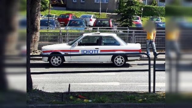 Un coche “policía” con la inscripción “Idioti” circula en Noruega