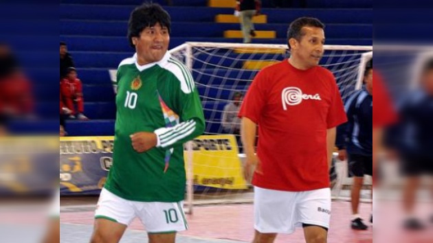Duelo de 'altura': Evo Morales golea a Humala en un partido de futsal