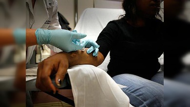 España recorta la sanidad gratuita a los 'sin papeles'