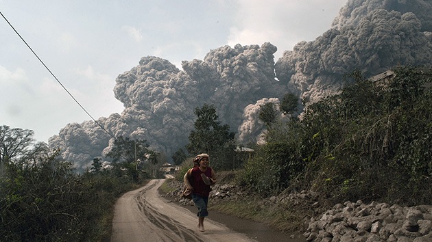 Video, fotos: La erupción de un volcán en Indonesia se cobra al menos 16 vidas