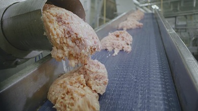 Video: McDonald's desvela cómo se fabrican sus McNuggets de pollo