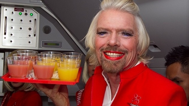 Video: El multimillonario Richard Branson se disfraza de azafata tras perder una apuesta